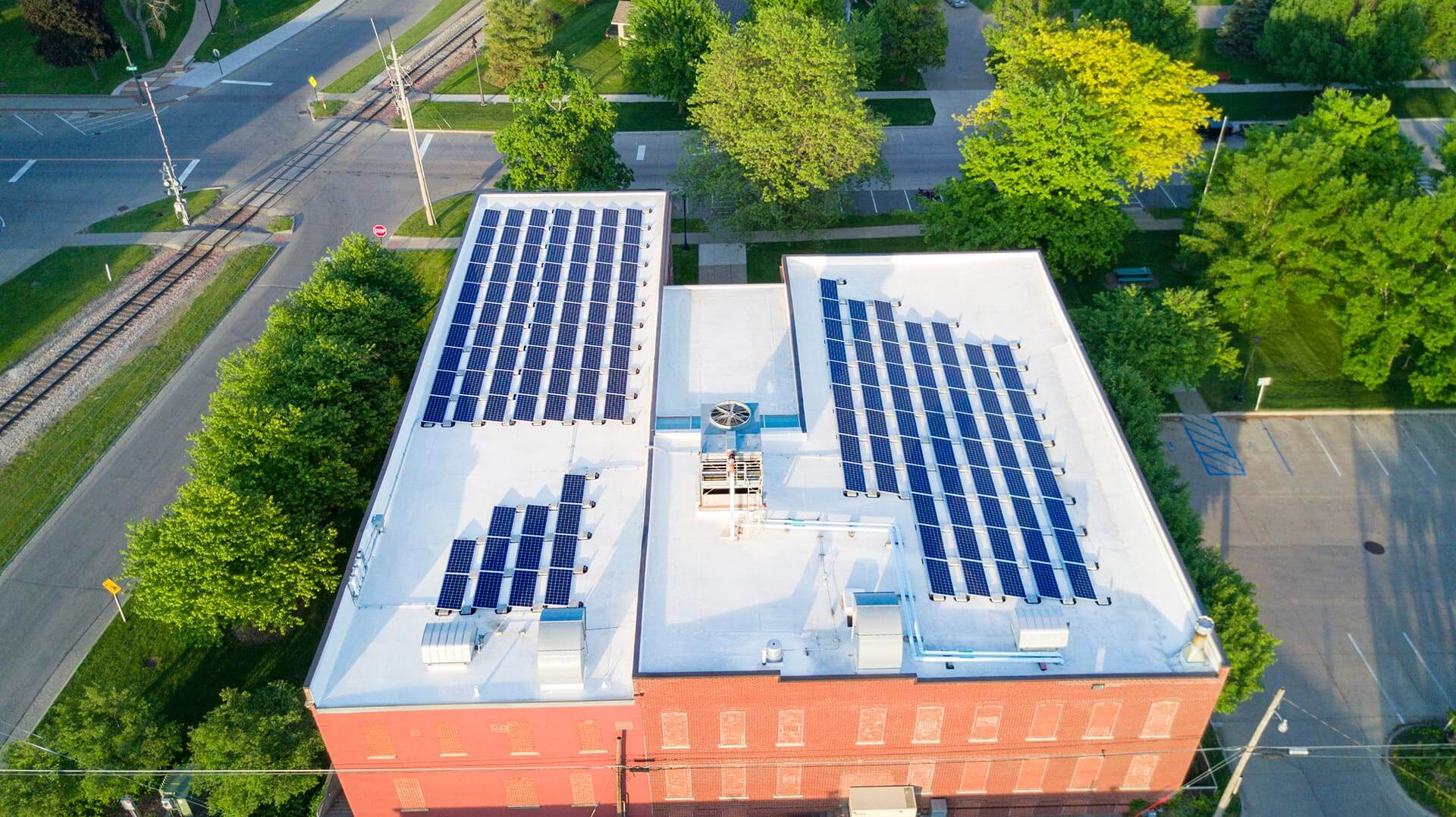 grinnell-college-solar-installation-ideal-energy-solar